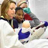 BCYC浸入式课程的参与者学习如何照顾分娩中的妇女和她的新生儿