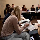 一名本笃会大学浸入式青年会议的学生参加圣经课程